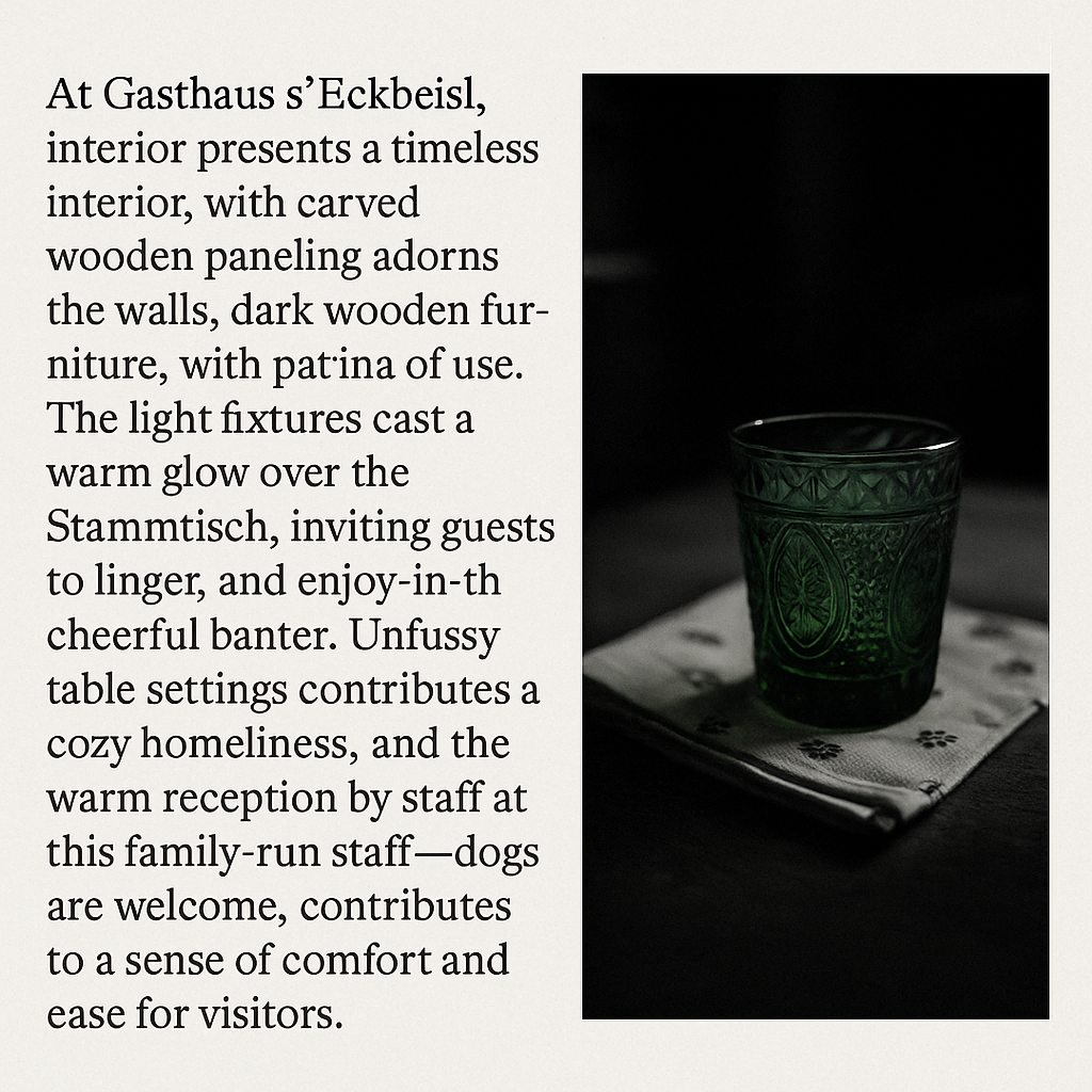 Interieur des Gasthaus s’ Eckbeisl — grüne Pressglasgläser auf weißem Leinentischtuch, Döbling